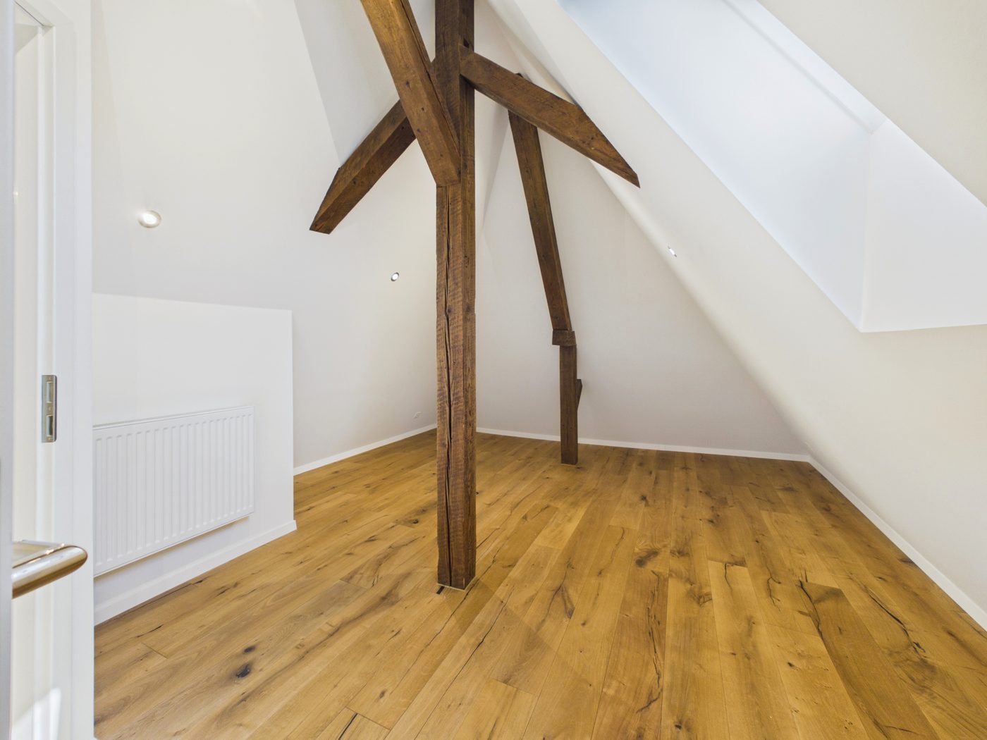 Zimmer mit sichtbaren Holzbalken